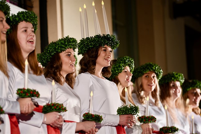 Finlands lucia 2019 Sara Ray med följe uppträdde på luciamorgonen i Helsingfors.
