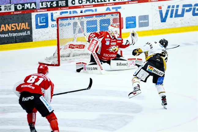 I onsdags blev Niko Hovinen utbytt efter tre insläppta mål i början av första perioden mot Ilves. Mot Kärpät revanscherade han sig, bland annat genom den här räddningen på Kärpät-yttern Radek Koblizeks skott.