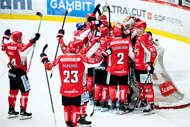 Jublet var öronbedövande då Sport firade tre poäng mot serieledande Kärpät. Publiksiffran 3423 är den bästa på Kopparön hittills den här säsongen.