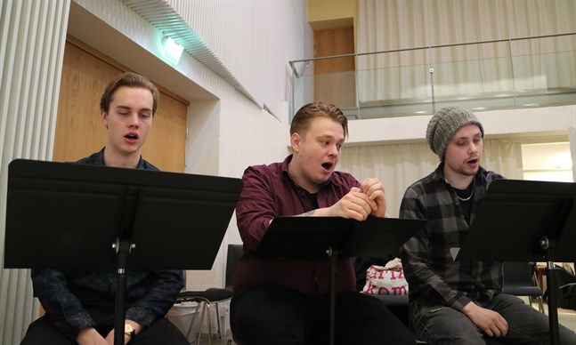 Musikstuderande har engagerats i musikalprojektet. Från vänster i bild Daniel Edberg, Robin Turunen och Filip Rosengren.