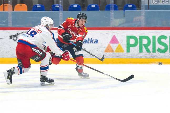 Niko Ervasti (15) gjorde hemmalagets 3–1-mål. Här hinner gästernas Joni Kuoppala inte täcka ett skott av Ervasti.