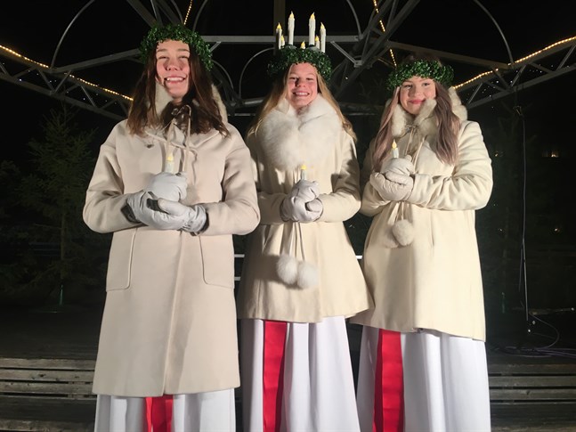 Nykrönta och strålande glada är lucian Elin Wik med tärnorna Alma Hedman och Theresa Nyman redo att inleda sitt uppdrag att sprida ljus, glädje och värme.