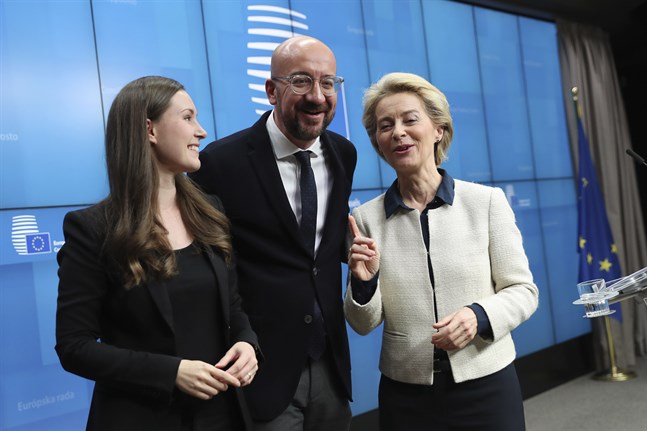 EU:s nye permanente rådsordförande Charles Michel i mitten, flankerad av ordförandelandet Finlands statsminister Sanna Marin till vänster och nya kommissionsordföranden Ursula von der Leyen till höger.