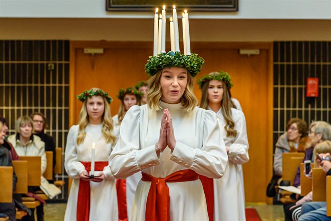 Lucia Marie Brunell och tärnorna Alma Långbacka och Emma Vikman under uppträdandet i Gamlakarleby kyrka i fjol.
