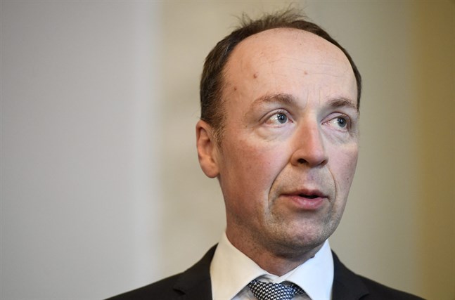 Samlingspartisten Pertti Salolainen antyder att Sannfinländarnas ordförande Jussi Halla-aho har drabbats av samma censureringsiver som Ungerns premiärminister Viktor Orbán.