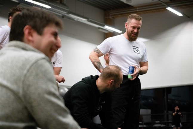 För Rodney Strandvall (till höger) är kampsporten framför allt en gemenskap som han inte skulle vilja leva utan. Här tillsammans med bland andra Lucas Vikström (till vänster) på ett läger i kickboxning vid Fitness gym i Jakobstad.