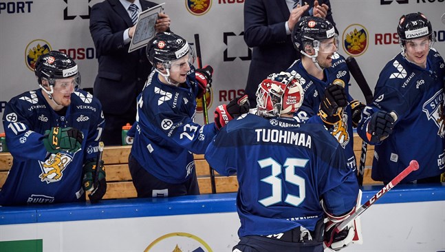 Efter sitt mål åkte Frans Tuohimaa fram till bänken för att fira. I och med det blev Finland tvunget att byta ut Tuohimaa eftersom detta måste göras om målvakten korsat blålinjen. Därmed var det Eetu Laurikainen som avslutade matchen i Finlands mål.