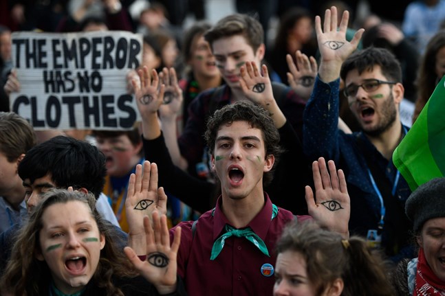 Demonstrater samlades utanför FN:s klimatkonvention COP25 i Madrid.