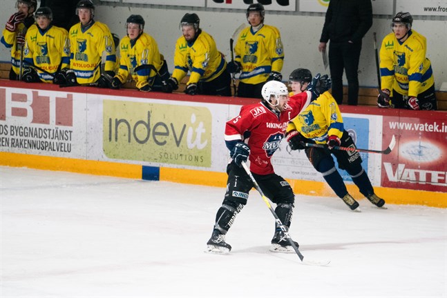 Lagkaptenen Erik Backlund som vi är vana att se honom när han leder sitt Muik Hockey från fronten.