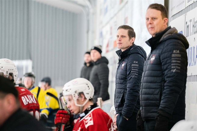 Michael Ringberg (till vänster) och Tommy Isaksson coachade Muik Hockey under den senare halvan av säsongen. Ringberg som huvudtränare och Isaksson som assisterande.