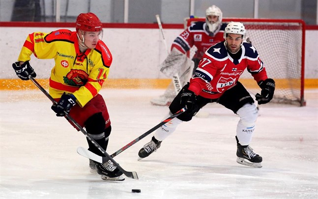 Matias Kinnunen gjorde Kronans andra mål. Här jagas han av IFK Lepplax Jonas Riska.