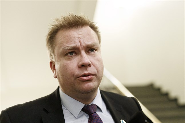 Försvarsminister Antti Kaikkonen (C) vill inte använda skattebetalarnas pengar på att finansiera hemkomsten för de IS-mödrar som befinner sig på lägret al-Hol i Syrien.