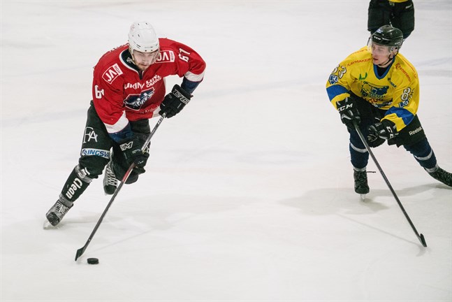 Maxim Valkov (61) i Muik Hockey drev med pucken mot Kasperi Lähteenmäki (83) i Karhu HT den 14 december, men för honom är det nu färdigspelat i Muik.