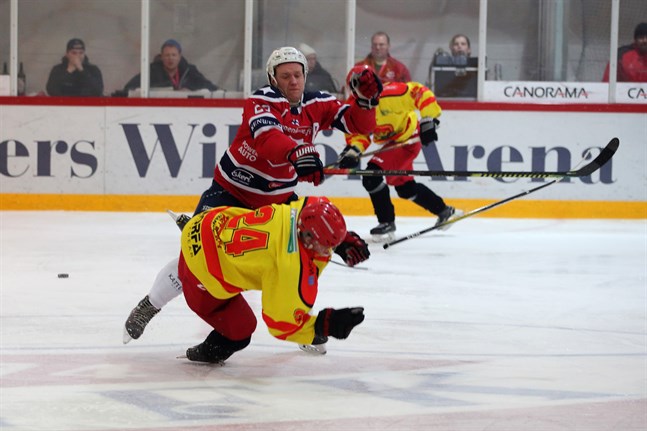 Derbykänsla säsongen 2019-2020. Jens Östman i IFK Lepplax ger IK Kronans Jani Salmi en rejäl tryckare i rinken. Om killarna möts nästa vinter är oklart, men lagen lär gå nya bataljer eftersom båda anmält sina lag för spel i tvåan.