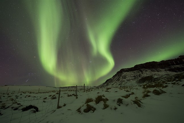Den magnetiska nordpolens snabba flytt från norra Kanada i riktning mot Sibirien kan innebära tekniska utmaningar för bland annat flygbranschen.