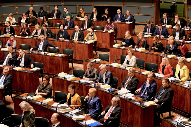 Flera riksdagsledamöter har krävt klarhet i regeringens linje i al-Hol-frågan. På tisdag ska regeringen svara på oppositionens interpellation inför riksdagen.