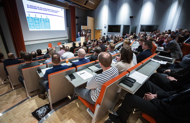 De österbottniska jordbrukarna slöt upp till ÖSP:s höstmöte. Debatten kom att handla om primärnäringens stämpel som klimatbov, men också om hur koldioxidutsläppen kan minska.