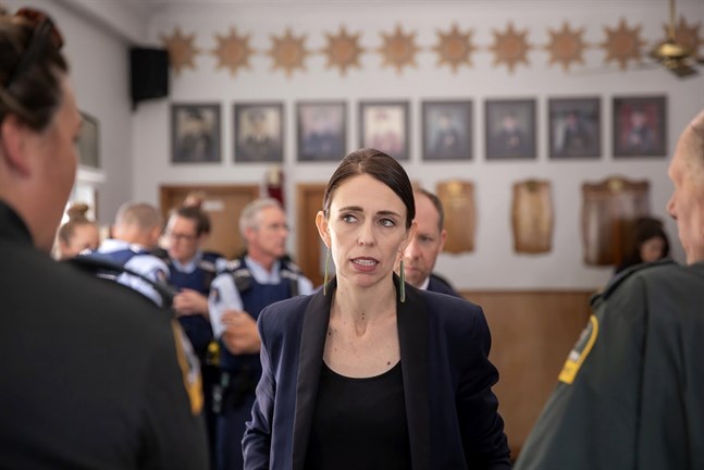 Nya Zeelands premiärminister Jacinda Ardern i samspråk med räddningspersonal i Whakatane.