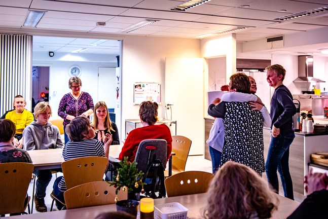 Donnerska skolans elevråd överräckte 2400 euro till Soldalen. På bilden får elevrådets Clara Paasinmäki en kram av Carina Forsström.