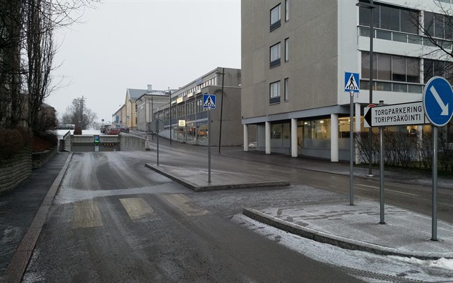 Torgparkeringens nuvarande infart är lite svår att hitta för utsocknes besökare.