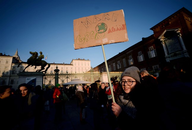 "Make the world great again" sammanfattar kolliderande målsättningar och en generations krav under 2019. Den här skylten håller en flicka på en Fridays for Future-demonstration i Turin, Italien, där Greta Thunberg talade under sin resa hem till Sverige i mitten av december.