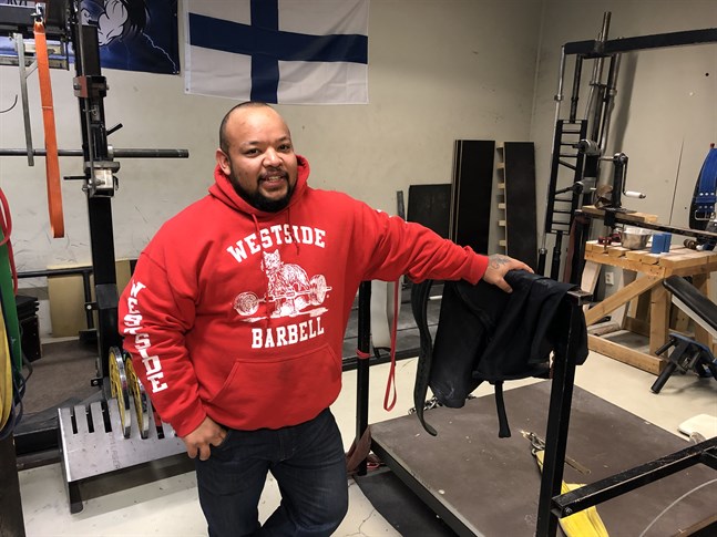 Såkabon Simon Kankkonen hjälper Kylie Goldsmith nå OS. Första gången träffades de på gymmet Westside Barbell.