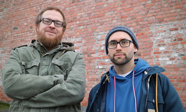 Pekka "Alamaa" Koivisto och Daniel "Dadi Vozo" Huhtamäki leder en hiphopworkshop för unga i Tobaksmagasinet våren 2020.