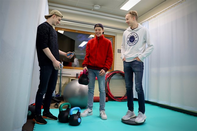 Det fanns ett rum som inte behövdes till annat. Det gjorde Gymnasiet i Petalax om till ett träningsgrum. Till PT-rummet går Ted Stenmark, Oscar Herrgård och Elias Kinnunen för att lyfta vikter eller stretcha.