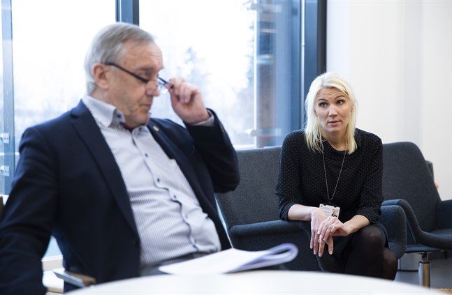 Hans Frantz, ordförande för Vasa sjukvårdsdistrikts styrelse och Marina Kinnunen, direktör för Vasa sjukvårdsdistrikt har inte gett upp hoppet om Aster Bothnia.