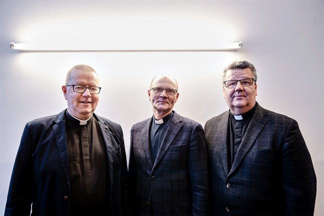 Tomas Portin (längst till höger) tar över som tillfällig kyrkoherde. Här med de tidigare kollegorna och kyrkoherdarna Hans Häggblom och Kaj Granlund.