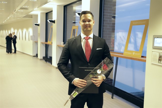 Antti Mäkiluoma är en av de som fick sitt examensbetyg från Vasa universitet på onsdag.