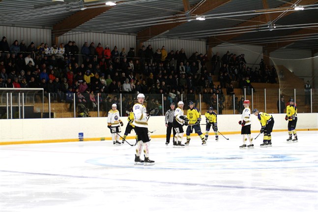 Även den här säsongen ger Närpes stad ett sponsorbidrag till Kraft Hockey. Bilden från november 2019 då 500 personer såg derbyt mot Malax IF.