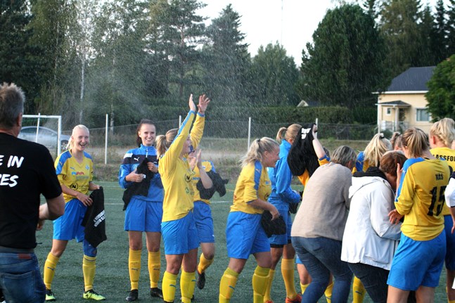 Krafts damer firade avancemang till division 2 i höst. Här är det lagkaptenen Emma Manngård som höjer händerna mot skyn.
