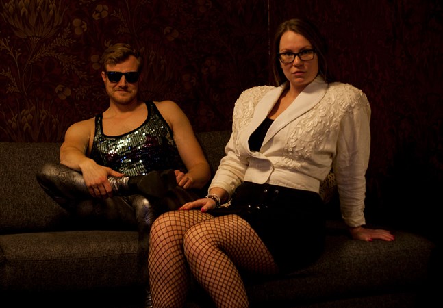 The Parties sångduo Marcelo (Christian Nylund) och Partina O’Sofine (Josefina Jäkälä).