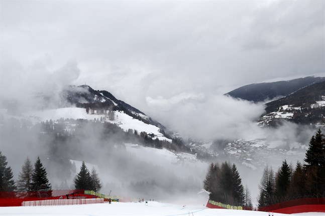 Inget bra skidväder i Val Gardena, där herrarnas störtlopp ställts in. Arkivbild.