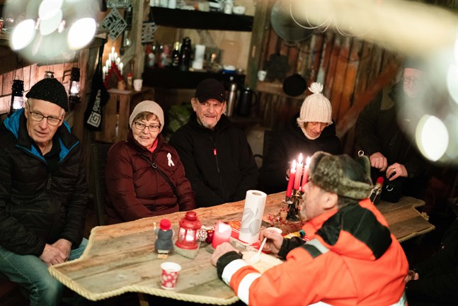 Christer och Rosita Strömberg har firat många skinkgrillningsdagar med paret i mitten; Margita och Kurt Boström.