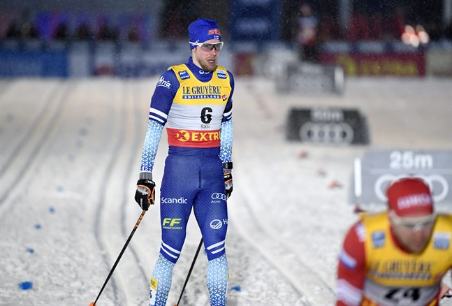 Joni Mäki tog sin första pallplacering i världscupen efter en stark lagsprint tillsammans med Ristomatti Hakola.