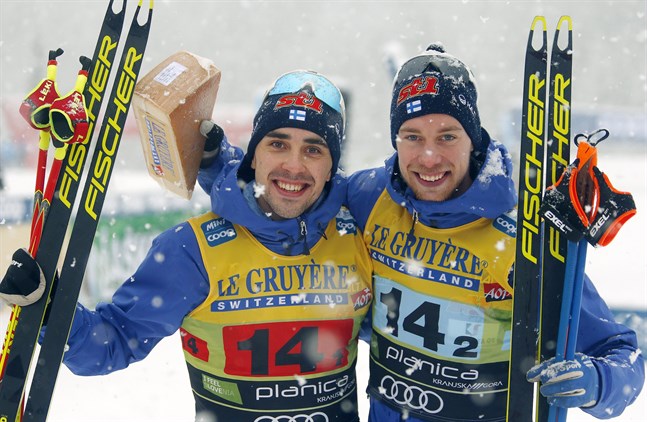 Ristomatti Hakola och Joni Mäki fick kliva upp på prispallen efter en stark insats i lagsprinten. Det var Vasabördige Mäkis första pallplacering i världscupen.