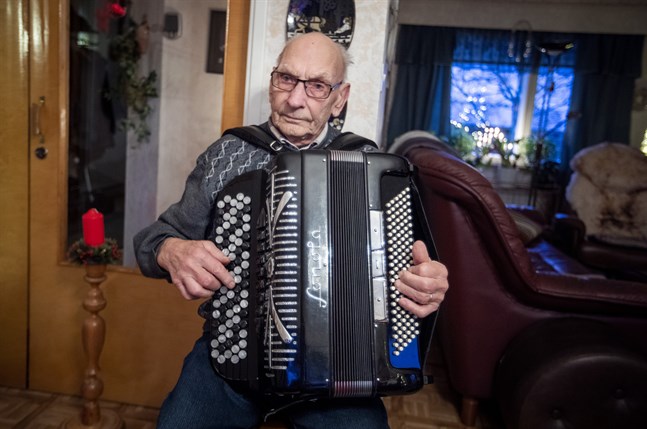 En kortlek för ett dragspel. Så skaffade sig Folke Engblom sitt första dragspel. Än i dag, när han nästan är 90 år, spelar han ibland.