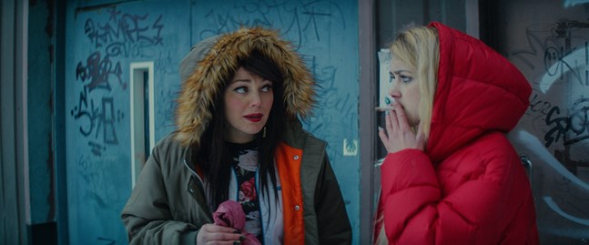 Både Oona Airola (till vänster i bild) och Mimosa Willamo kan kamma hem en Jussistatyett för sin insats i filmen "Aurora".