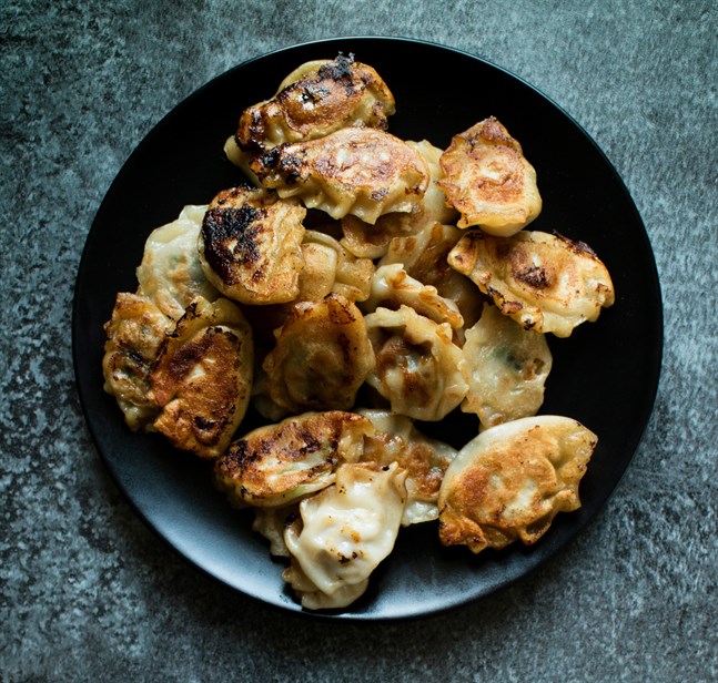 Gyoza är den japanska versionen av kinesiska wonton, det vill säga fyllda degknyten.