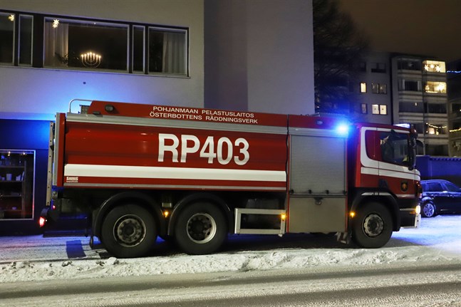 Branden på Vasa-balkongen på lördagsnatten ledde till att två personer fördes till sjukhus för kontroll.