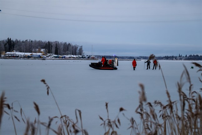 Räddningsverket ryckte ut med svävare.
