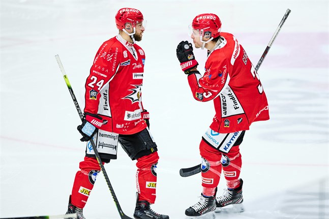 Filip Riska, till vänster, kvitterade för Sport borta mot Kärpät.