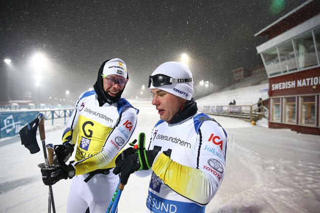 Zebastian Modin med Emil Jönsson, till vänster, en av de tre skidprofiler som ska hjälpa paraåkaren i Vasaloppet. Arkivbild.