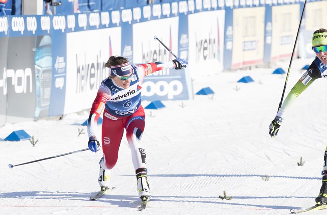 Maiken Caspersen Falla, till vänster, förlorade spurtstriden mot slovenskan Anamarija Lampic i Lenzerheide.