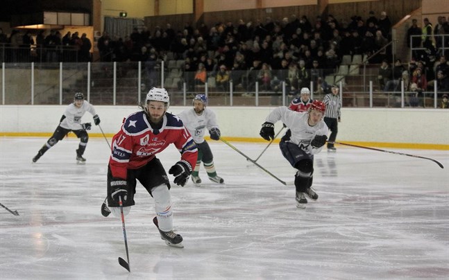 Jesper Portin (17) jagas av Jarkko Anttila (röd hjälm) och Jori Isomäki (blå hjälm).