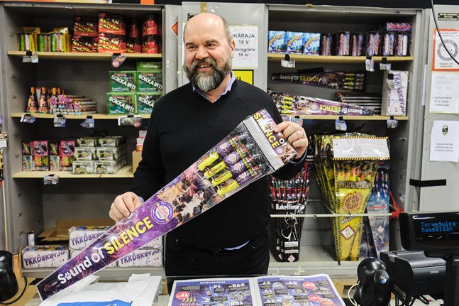 Jari Saaranen säljer bland annat tysta raketer för fösta gången.