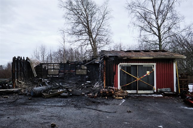Garagedelen av uthuset bredvid Övermalax skola totalförstördes i en brand tidigt på måndag morgon.