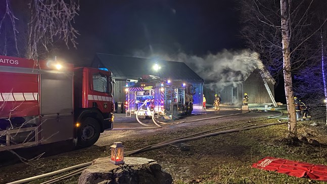 Ett fyra månader nytt hus brinner på Rågvägen i Larsmo.